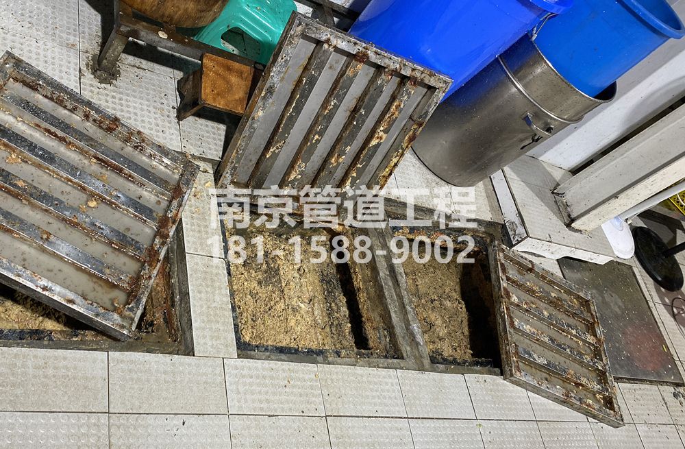 278松江城管中队食堂隔油池清理